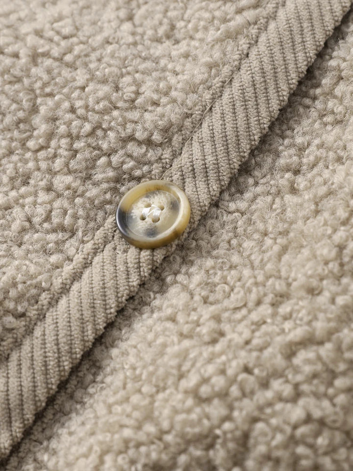 Beigefarbener Fleece-Stoff mit Knopf, Nahaufnahme, Textur, Mode, Winterbekleidung.