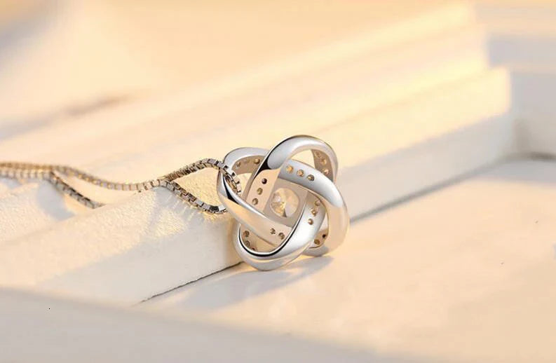 Silberne Halskette mit Knotendesign, eleganter Schmuck, Damenaccessoire, Geschenkidee.