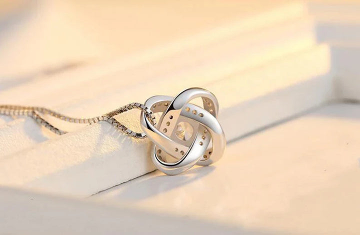 Silberne Halskette mit Knotendesign, eleganter Schmuck, Damenaccessoire, Geschenkidee.