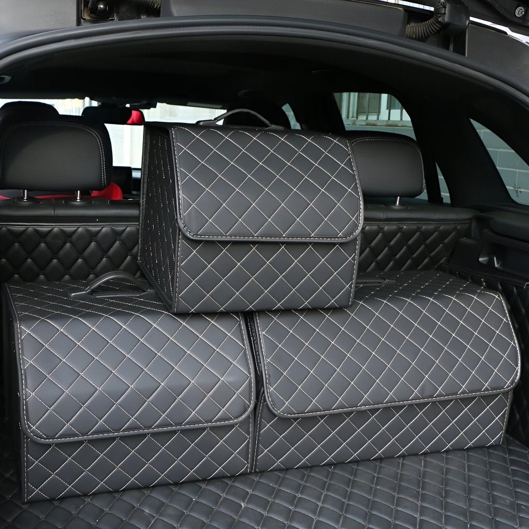 Schwarze Kofferraum-Organizer aus Leder, 3-teilig, mit weißem Rautenmuster im Auto.
