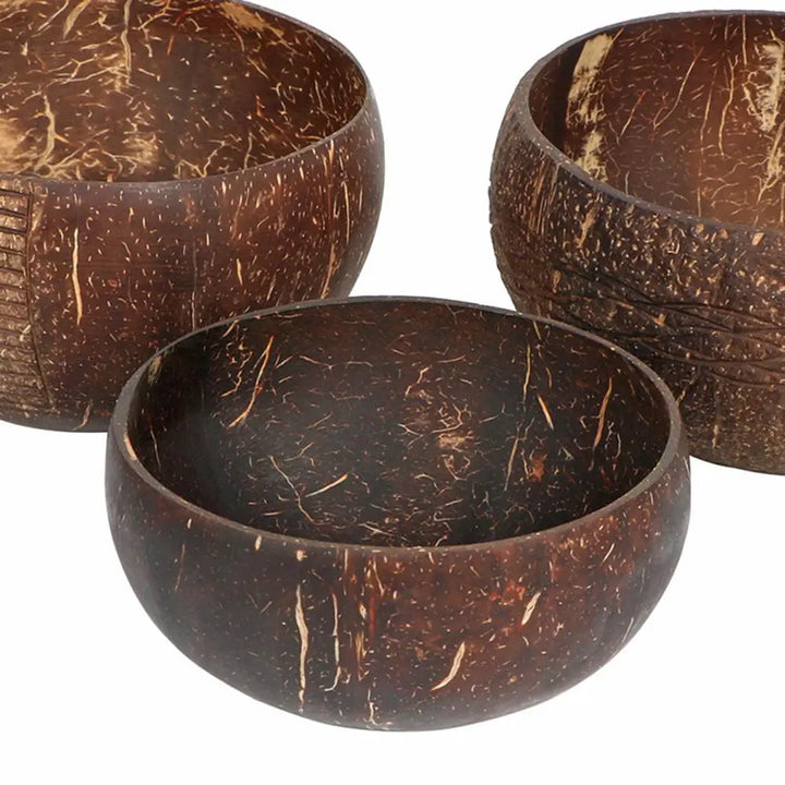 Drei braune Kokosnuss-Schalen, umweltfreundlich, handgefertigt, ideal für nachhaltiges Wohnen.