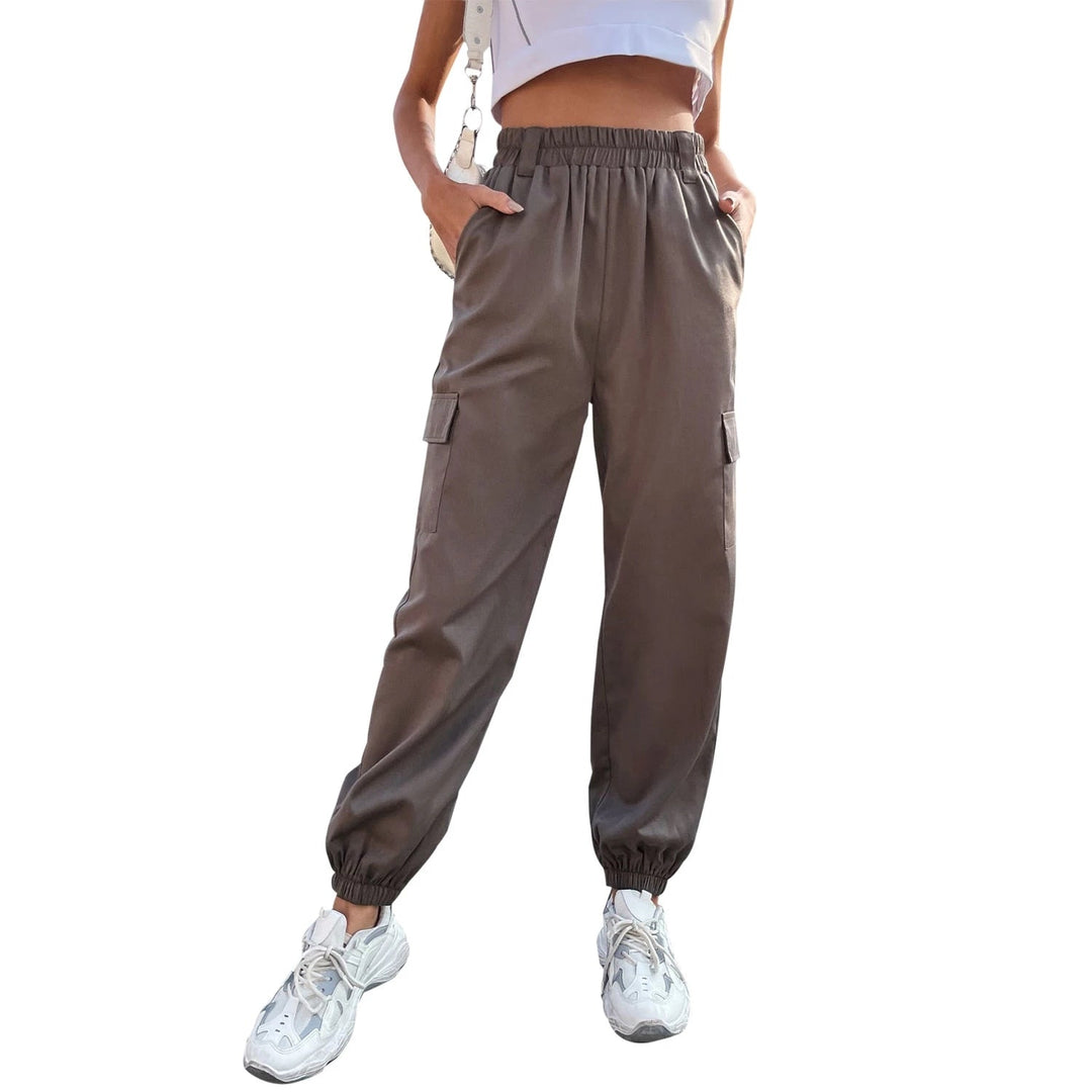 Frau trägt braune, hochtaillierte, bequeme Hose mit Taschen, sportlich, modisch.