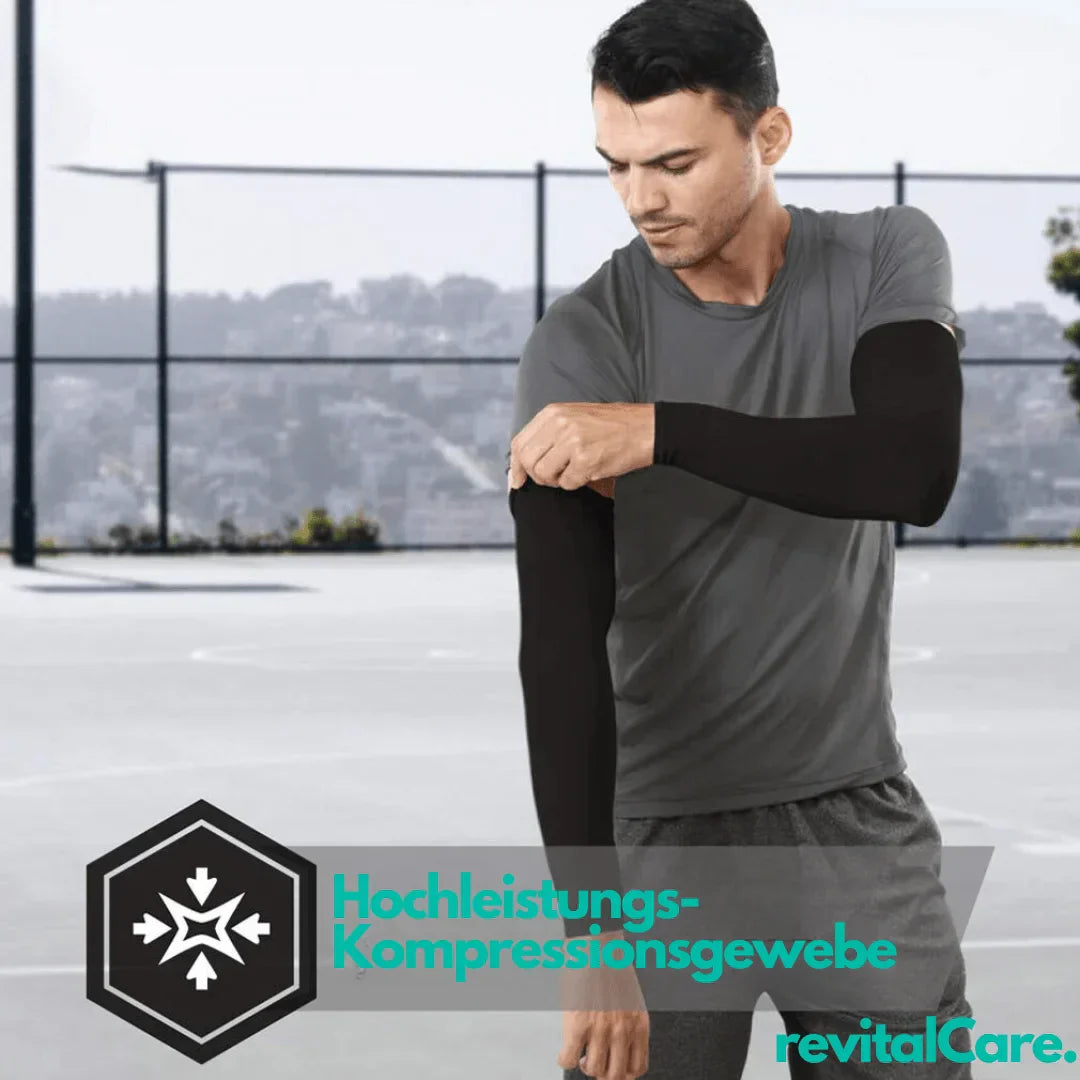 Mann mit schwarzen Kompressionsärmeln beim Sport auf Tennisplatz, Hochleistungs-Kompressionsgewebe.