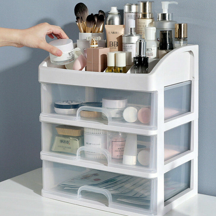 Weißer Kosmetik-Organizer mit drei Schubladen, Make-up-Pinsel und Pflegeprodukte, Kunststoff.