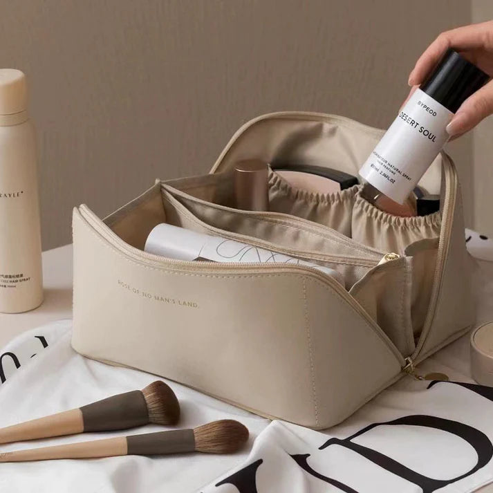 Beige Kosmetiktasche mit Make-up-Pinseln und Pflegeprodukten, stilvoll und praktisch.