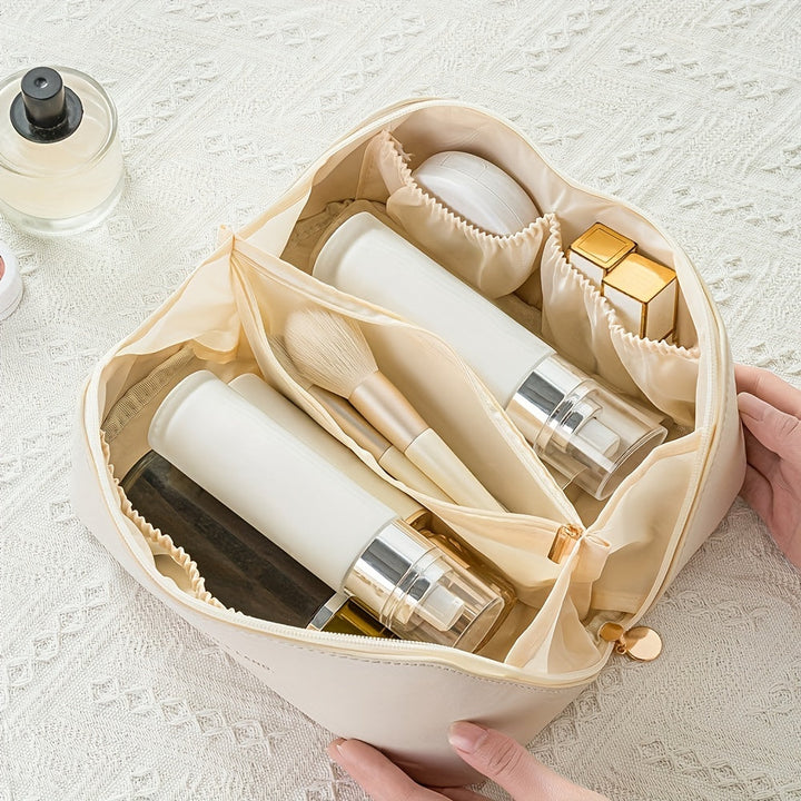 Beige Kosmetiktasche mit Flaschen, Pinsel und Cremes auf Spitzenunterlage, ideal für Reisen.
