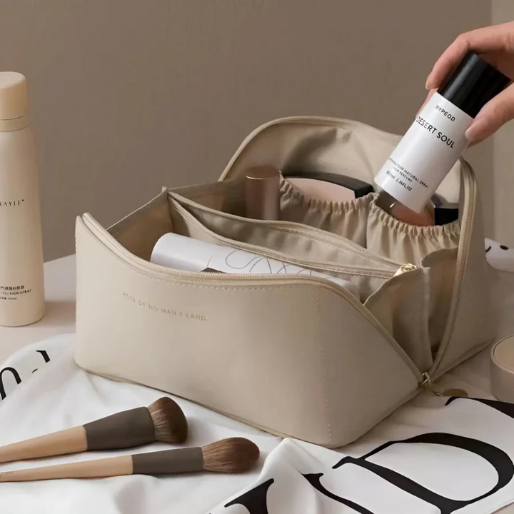 Beige Kosmetiktasche mit Make-up-Pinseln und Pflegeprodukten, ideal für Reisen und Organisation.
