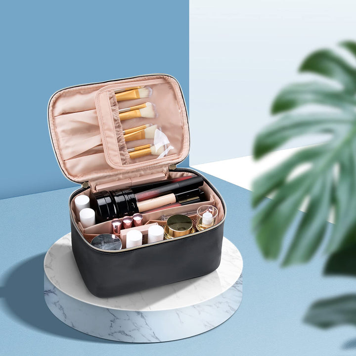 Schwarze Kosmetiktasche mit Make-up-Pinseln und Pflegeprodukten auf Marmortisch.