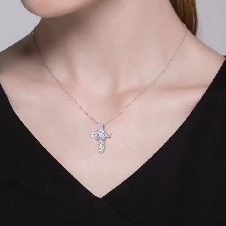 Frau mit silberner Halskette und funkelndem Kreuzanhänger, eleganter Schmuck, Nahaufnahme.