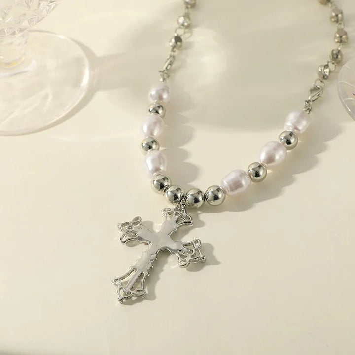 Silberne Kreuzkette mit Perlen, modisches Schmuckstück, elegantes Design, Damenaccessoire.