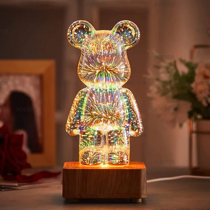 Bär-Lampe aus Kristallglas auf Holzsockel, LED, dekorativ, bunt leuchtend, modernes Design.