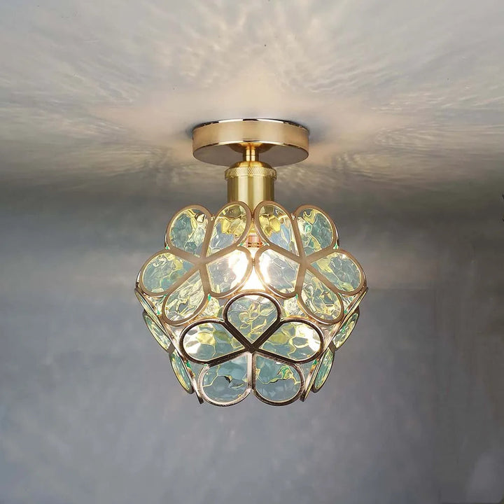 Goldene Deckenleuchte mit blauen Glasblumen, modern, dekorativ, für Wohnzimmerbeleuchtung.