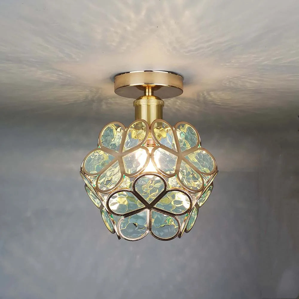 Goldene Deckenleuchte mit blumenförmigem Glasdesign, modern, dekorativ, Wohnzimmerbeleuchtung.