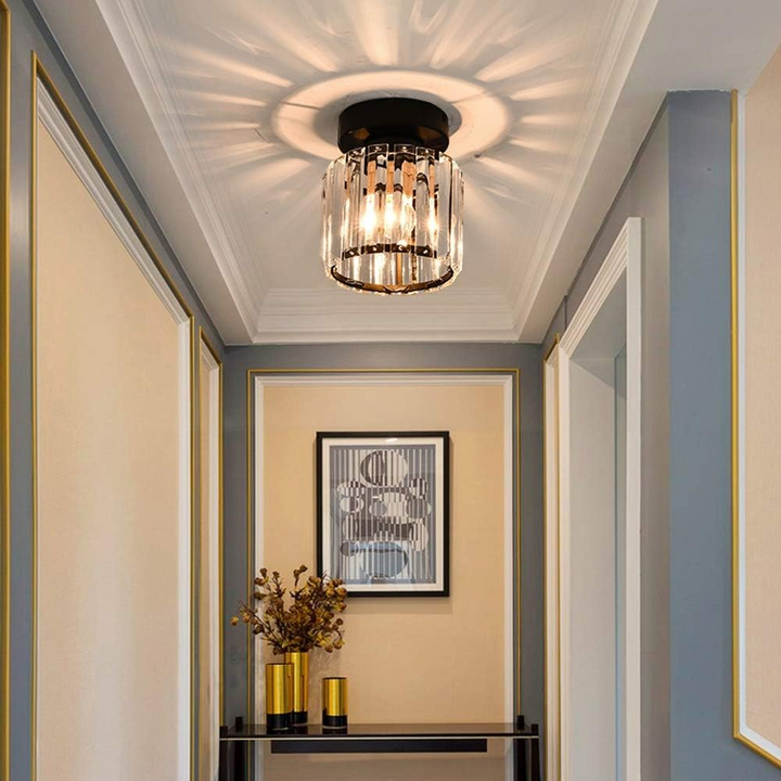 Moderne Deckenleuchte aus Kristall im Flur, elegantes Design, warmes Licht, Innenbeleuchtung.