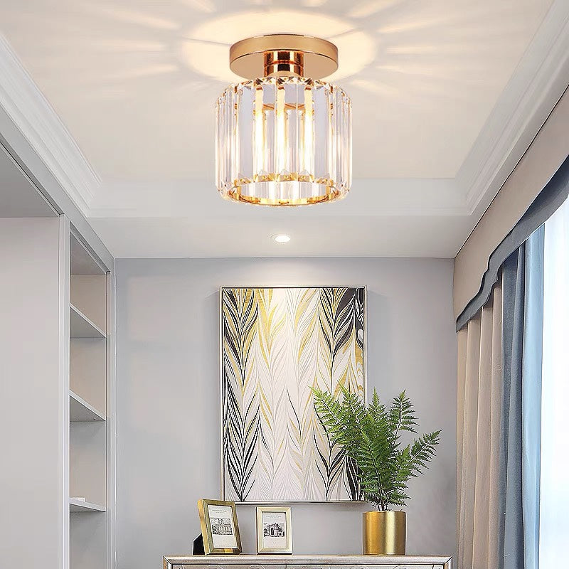 Moderne Deckenleuchte aus Glas und Metall, goldfarben, in elegantem Wohnzimmer.