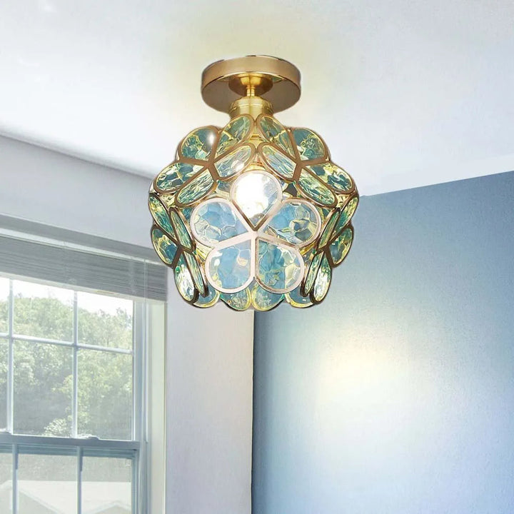 Goldene Deckenleuchte mit blauen Kristallen, modern, Wohnzimmerbeleuchtung, elegantes Design.
