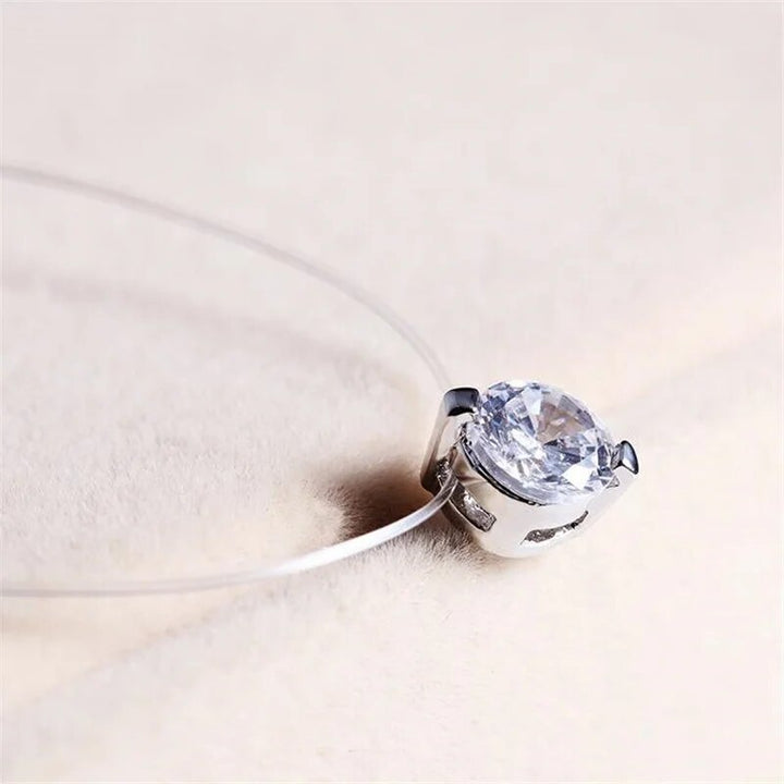 Silberne Halskette mit rundem Diamantanhänger, elegantes Schmuckdesign, Nahaufnahme.
