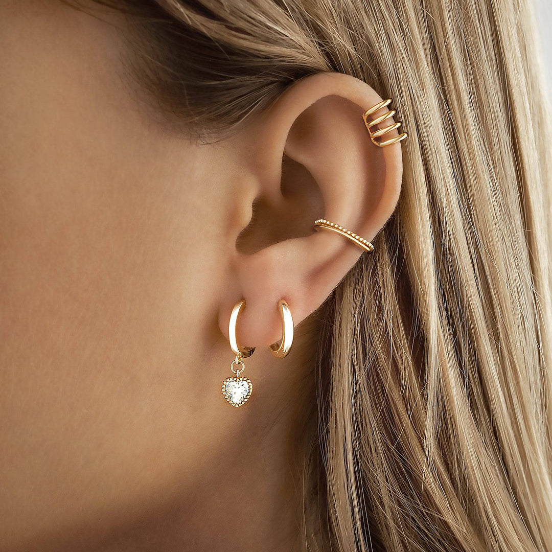 Goldene Ohrringe mit Kristallherz-Anhänger, eleganter Schmuck, modische Accessoires.