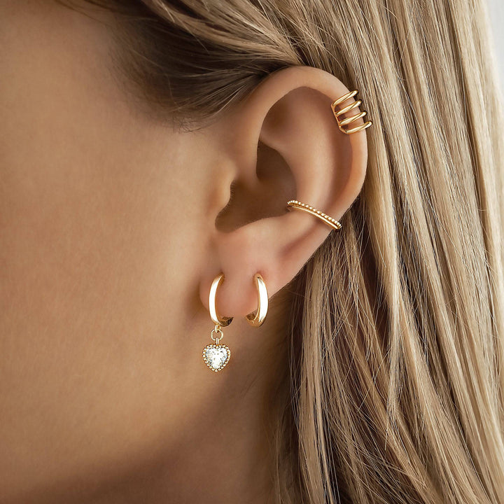 Goldene Ohrringe mit Kristallherz-Anhänger, eleganter Schmuck, modische Accessoires.