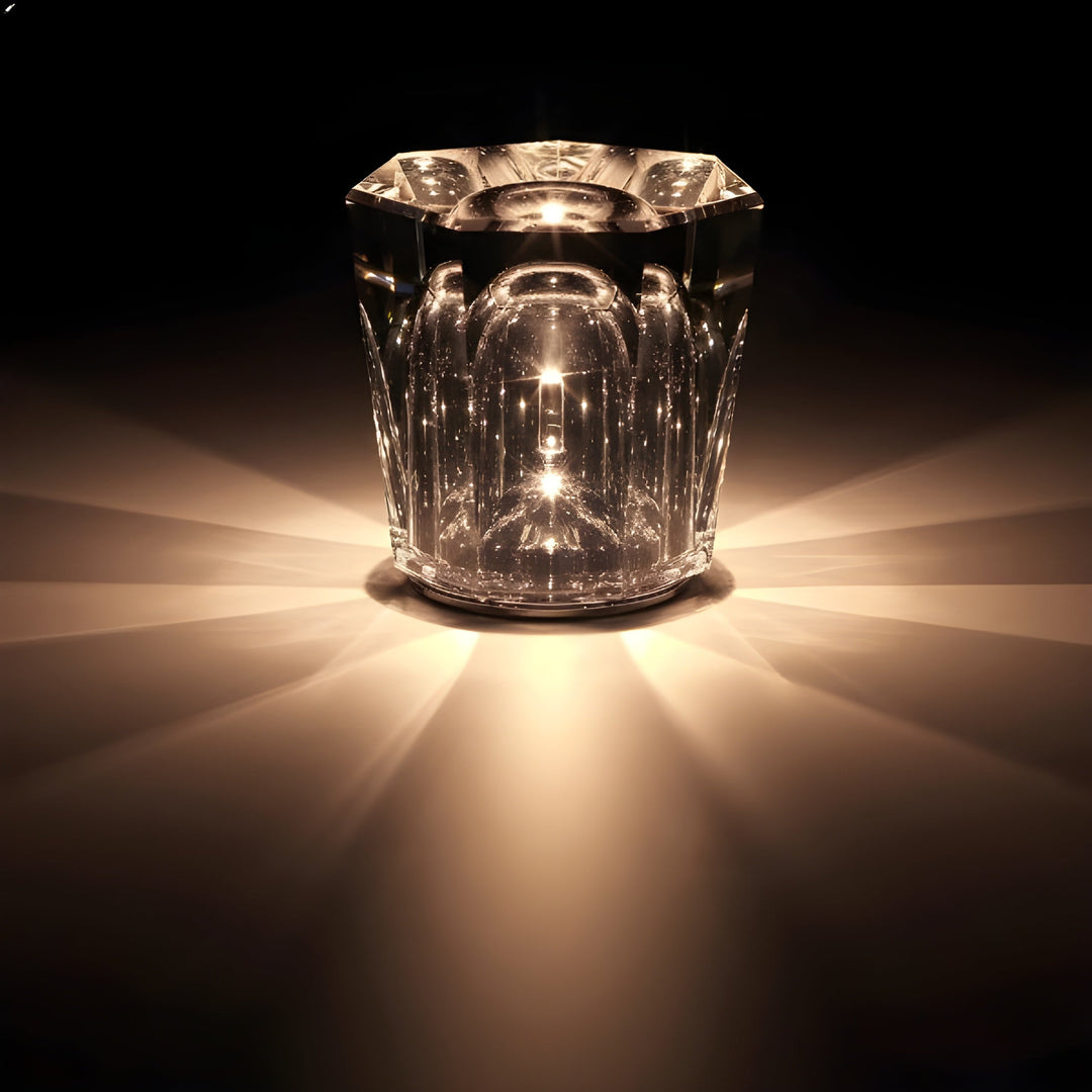 Kristallglas mit Lichtreflexionen, dekorativ, transparent, elegantes Design, Beleuchtungseffekt.