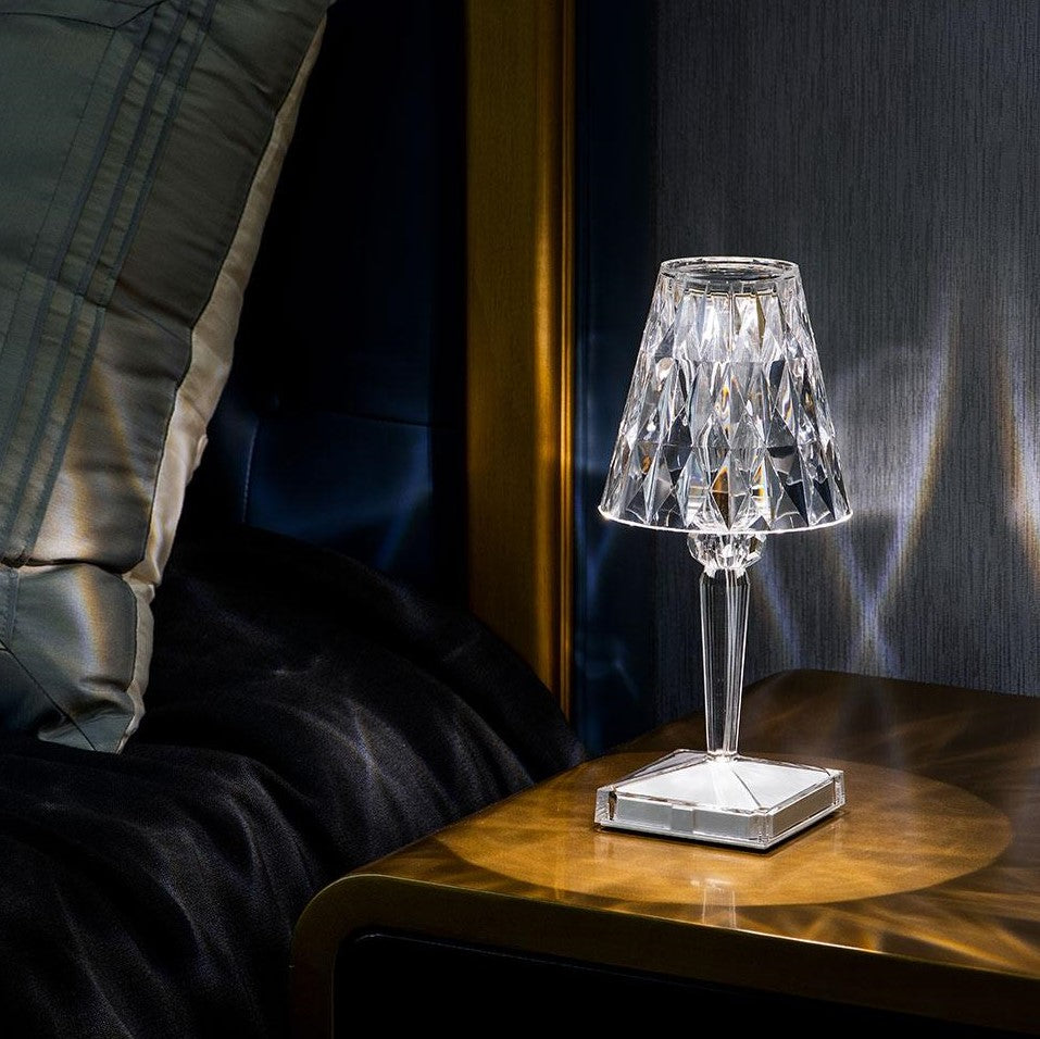 Kristall-Tischlampe auf Nachttisch, modernes Design, elegantes Schlafzimmer-Dekor, Beleuchtung.