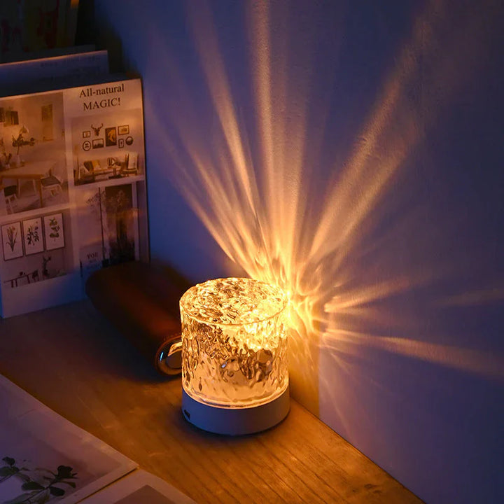 Kristall-Tischlampe mit warmem LED-Licht, dekorative Beleuchtung, modernes Design, Holzoberfläche.