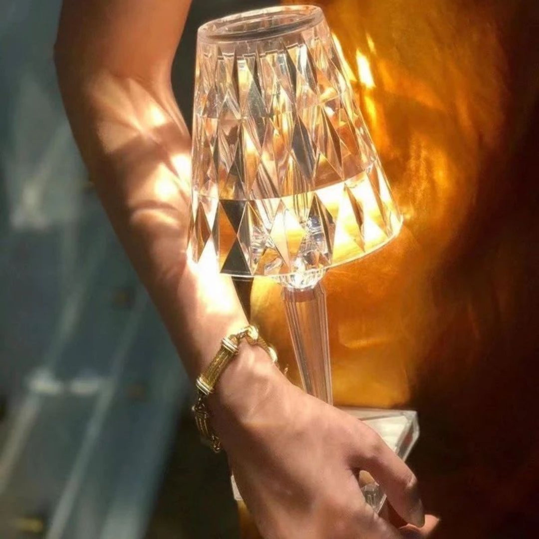 Kristall-Tischlampe, transparent, modernes Design, geometrisches Muster, elegantes Wohnaccessoire.