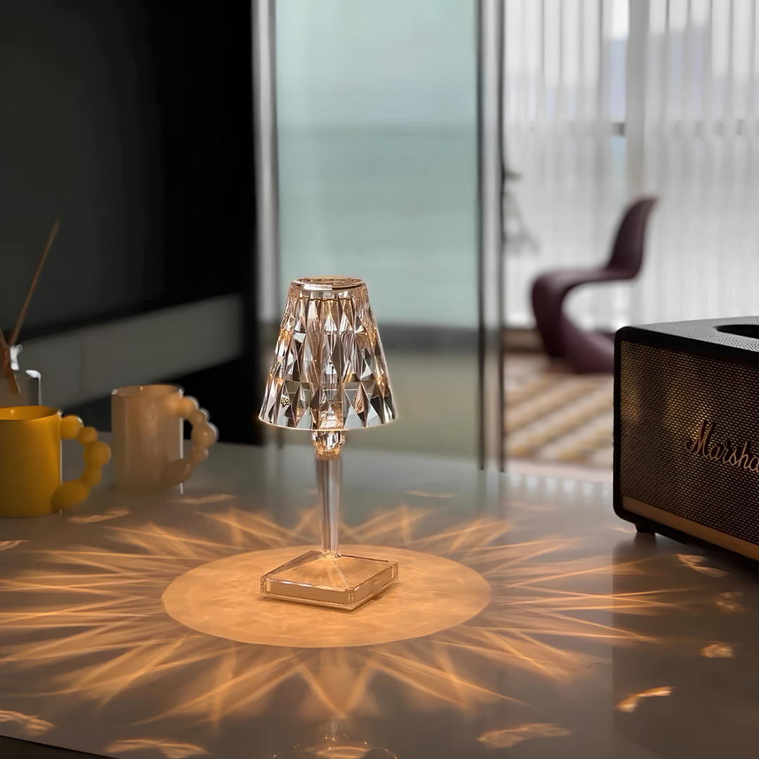 Kristall-Tischlampe mit facettiertem Schirm, modernes Design, warmes Licht, Wohnzimmer-Dekoration.