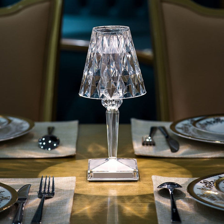 Kristall-Tischlampe auf gedecktem Esstisch, elegantes Design, Beleuchtung, Dekoration.