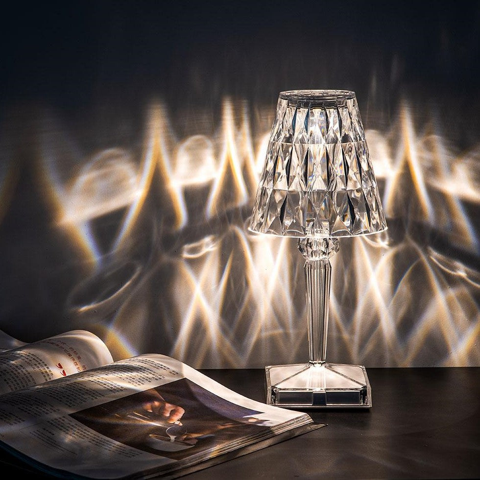 Kristall-Tischlampe mit facettiertem Schirm, elegantes Design, stimmungsvolle Beleuchtung.