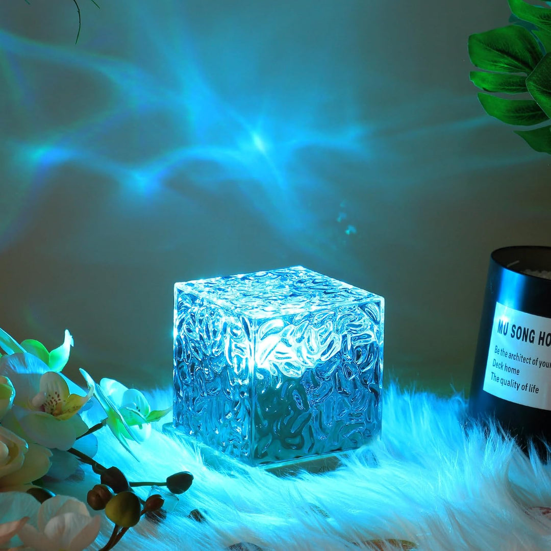 Leuchtender LED-Würfel, Glas, blaues Licht, dekorative Beleuchtung, modernes Design.