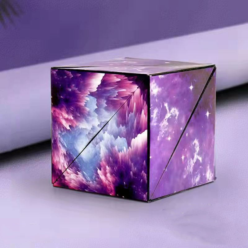 Würfel mit lila und rosa Galaxie-Muster, dekorativ, geometrisch, modern, Geschenkbox.