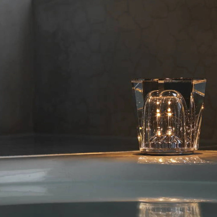 Kristallglas-Lampe mit warmem Licht, modernes Design, ideal für stilvolle Wohnräume.