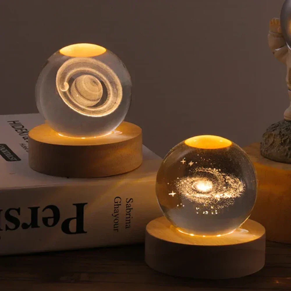 Kristallkugel mit Galaxie-Design auf Holzsockel, dekorative LED-Lampe, warmes Licht