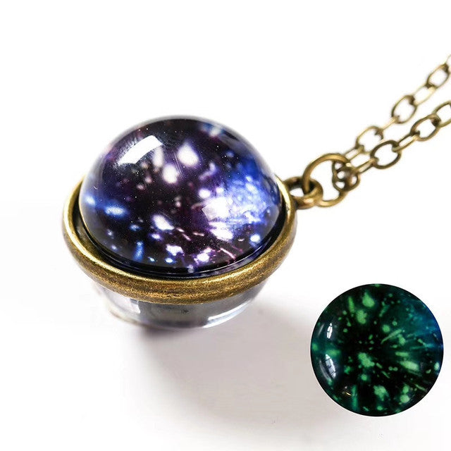 Leuchtende Kristallkugel-Halskette, Messingfassung, kosmisches Design, Damen-Schmuck.