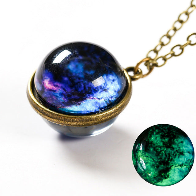 Nachthimmel-Kristallkugel-Anhänger Halskette, blau-violett, Messingfassung, Damen-Schmuck.