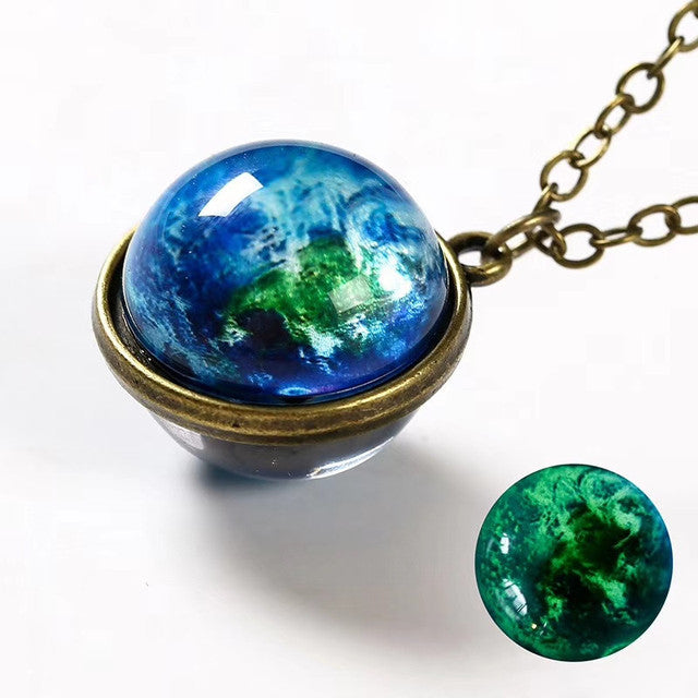 Leuchtender Kristallkugel-Anhänger, blaue und grüne Farben, Messingkette, Damen-Halskette.