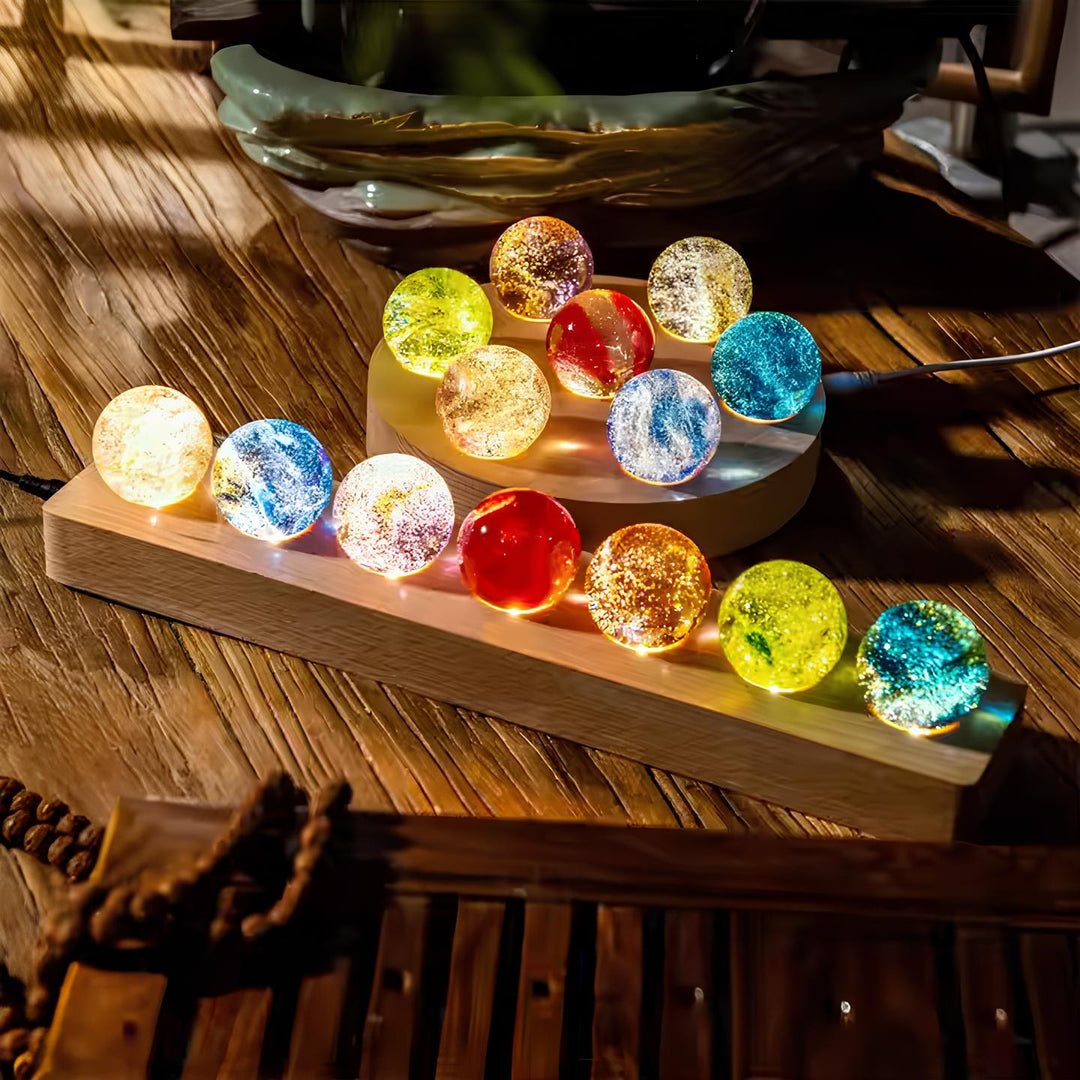 LED-Kristallkugeln auf Holzständer, bunte Dekoleuchten, stimmungsvolle Beleuchtung, Wohnzimmer.