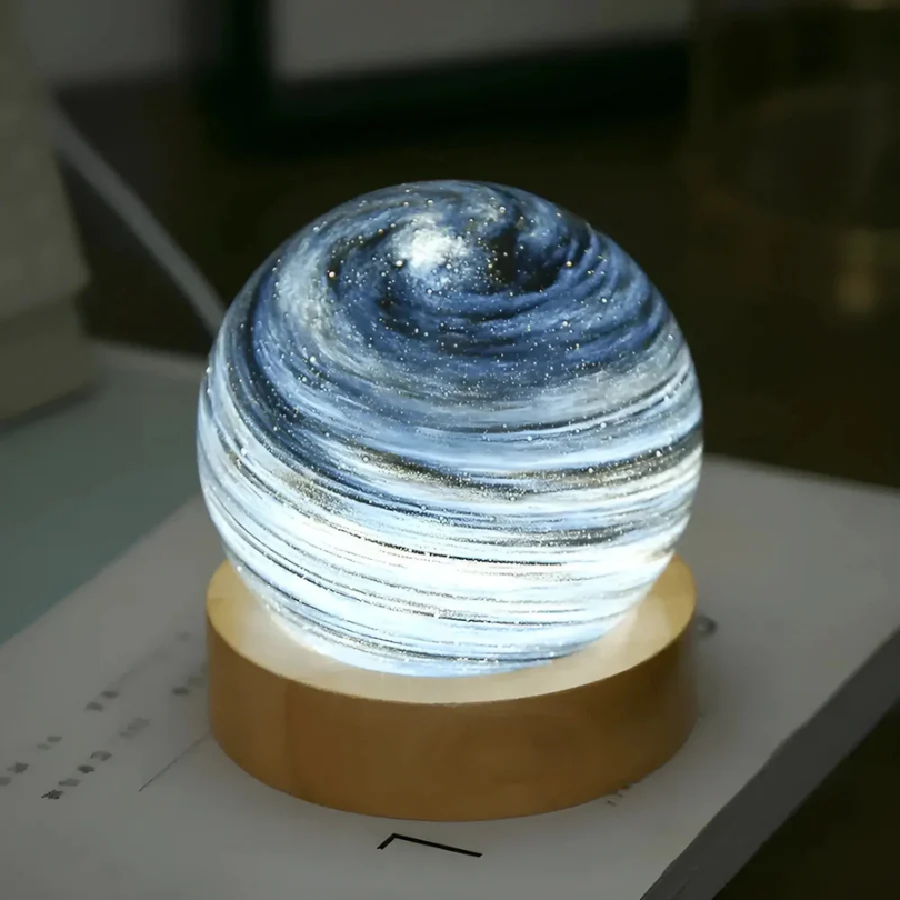 Leuchtende Kristallkugel auf Holzsockel, blau-weiß, dekorative Tischlampe, LED-Nachtlicht