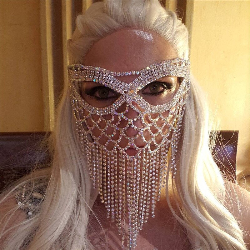 Frau mit glitzernder Strassmaske und Perlenfransen, glamouröses Kostümzubehör.