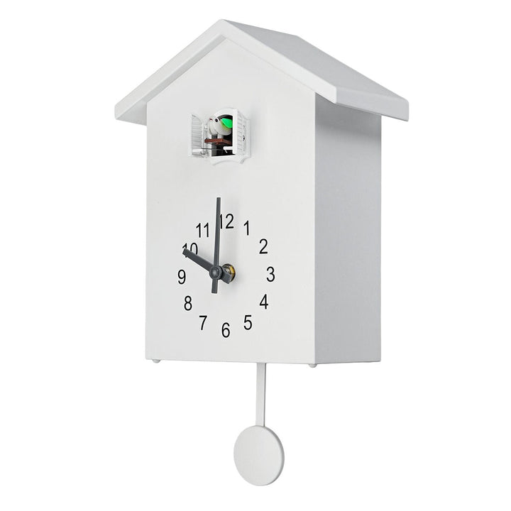 Weiße Kuckucksuhr aus Holz, modernes Design, mit Pendel, ideal für Wohnzimmerdekoration.