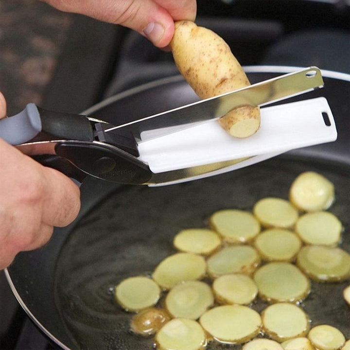 Person schneidet Kartoffel mit Küchenschere über Pfanne, Küchenutensil, Kochen, Kartoffelscheiben.