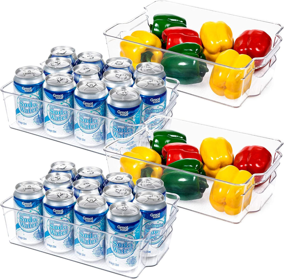 Kühlschrank-Organizer aus klarem Kunststoff mit Getränkedosen und Paprika, stapelbar.