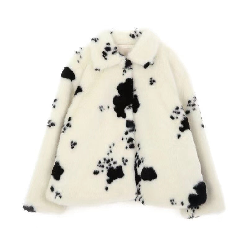 Weiße Kunstpelzjacke mit schwarzen Flecken, Kuhmuster, Damenmode, Wintermantel.
