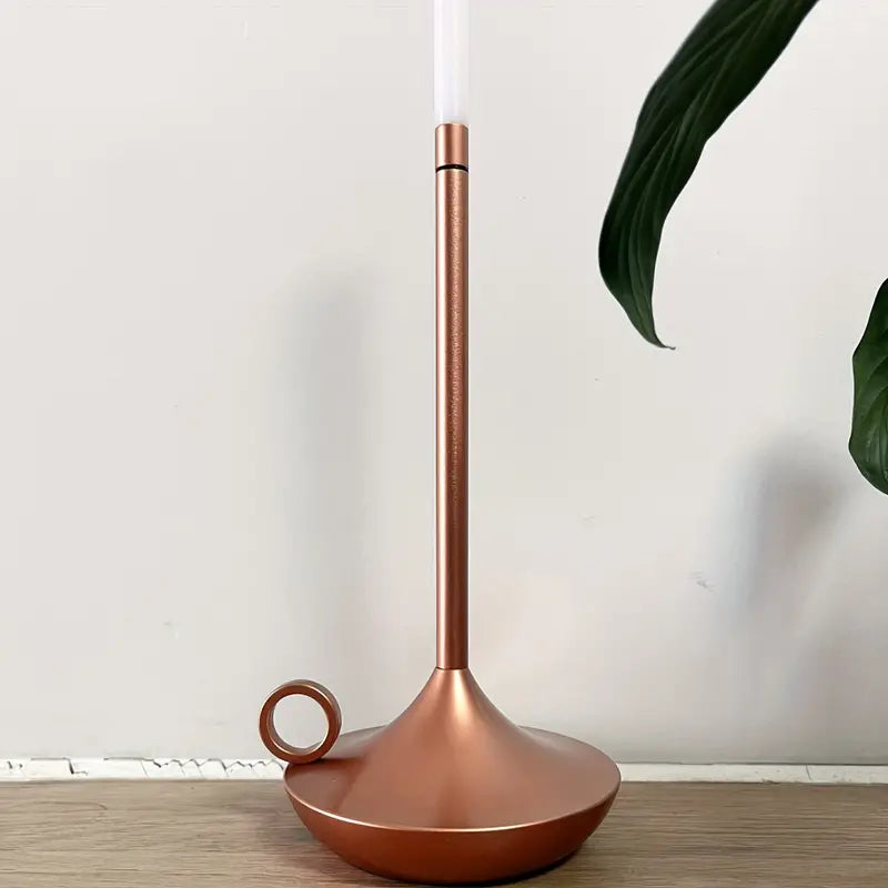 Kupferfarbene Tischlampe mit modernem Design, Metall, minimalistisch, Wohnkultur.