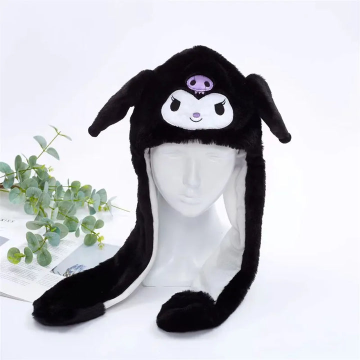 Schwarze Kuromi-Plüschmütze mit Ohren, Anime-Design, auf weißem Hintergrund.