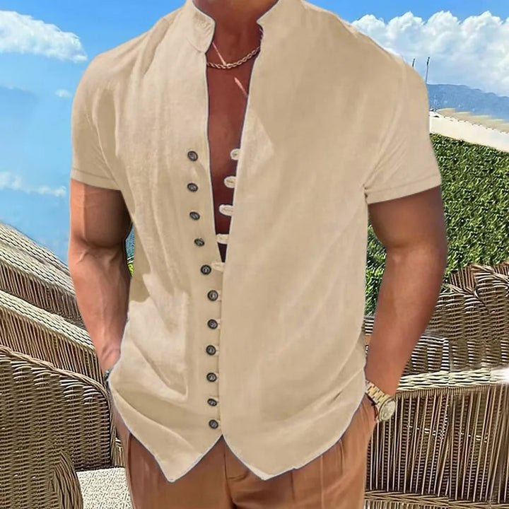 Beiges Herrenhemd mit Stehkragen und Knopfleiste, Sommermode, Freizeitkleidung.