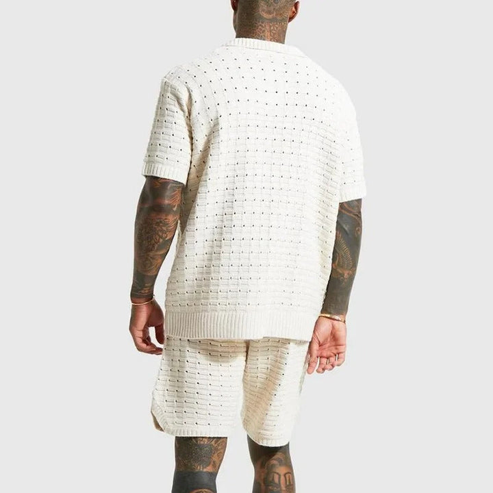 Mann in weißem Strick-Set, Kurzarmhemd und Shorts, modisch, Sommerkleidung, Rückansicht.