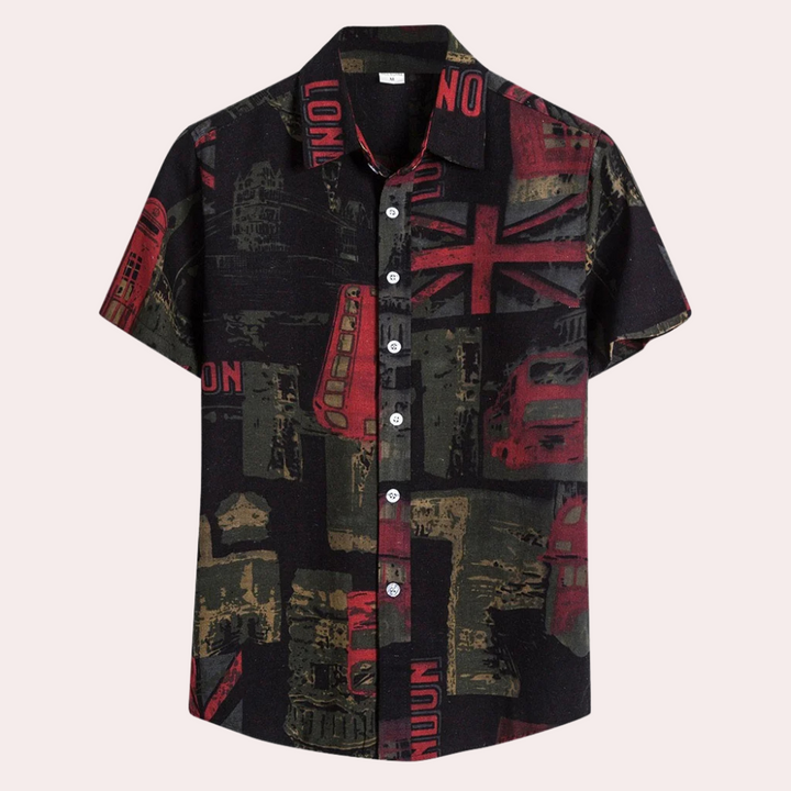 Kurzarmhemd mit London-Motiv, schwarz-rot, Baumwolle, Herrenmode, Freizeitkleidung.