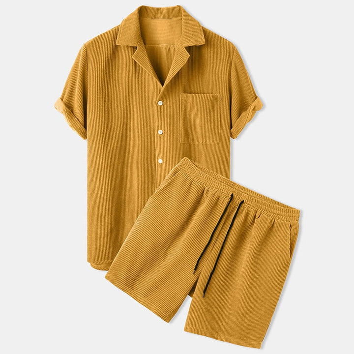 Gelbes Cord-Set für Herren, Kurzarmhemd und Shorts, Freizeitmode, Sommerbekleidung.